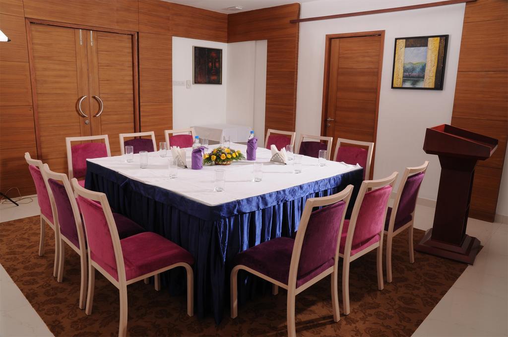 Biverah Hotel & Suites Thiruvananthapuram Exteriör bild