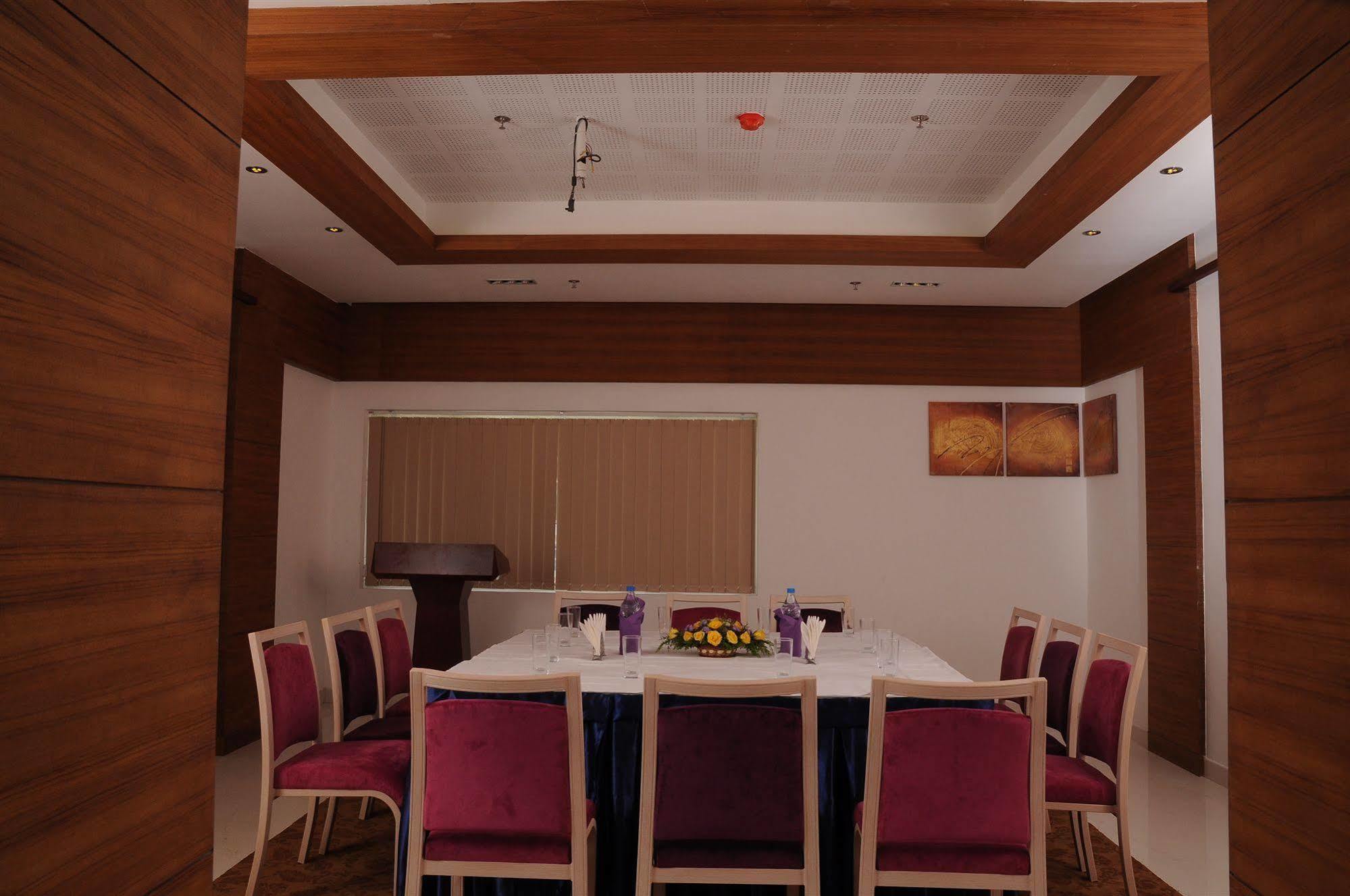 Biverah Hotel & Suites Thiruvananthapuram Exteriör bild